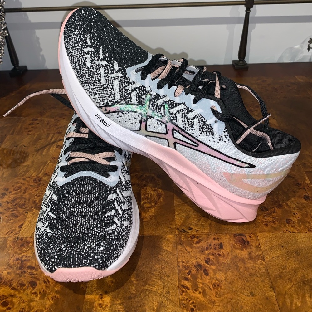 Asice women's shoes. Size US 9.5 (26cm).
